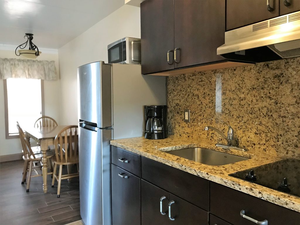 Ala Moana Motel suite type D & D1, kitchenette, view of the dining area