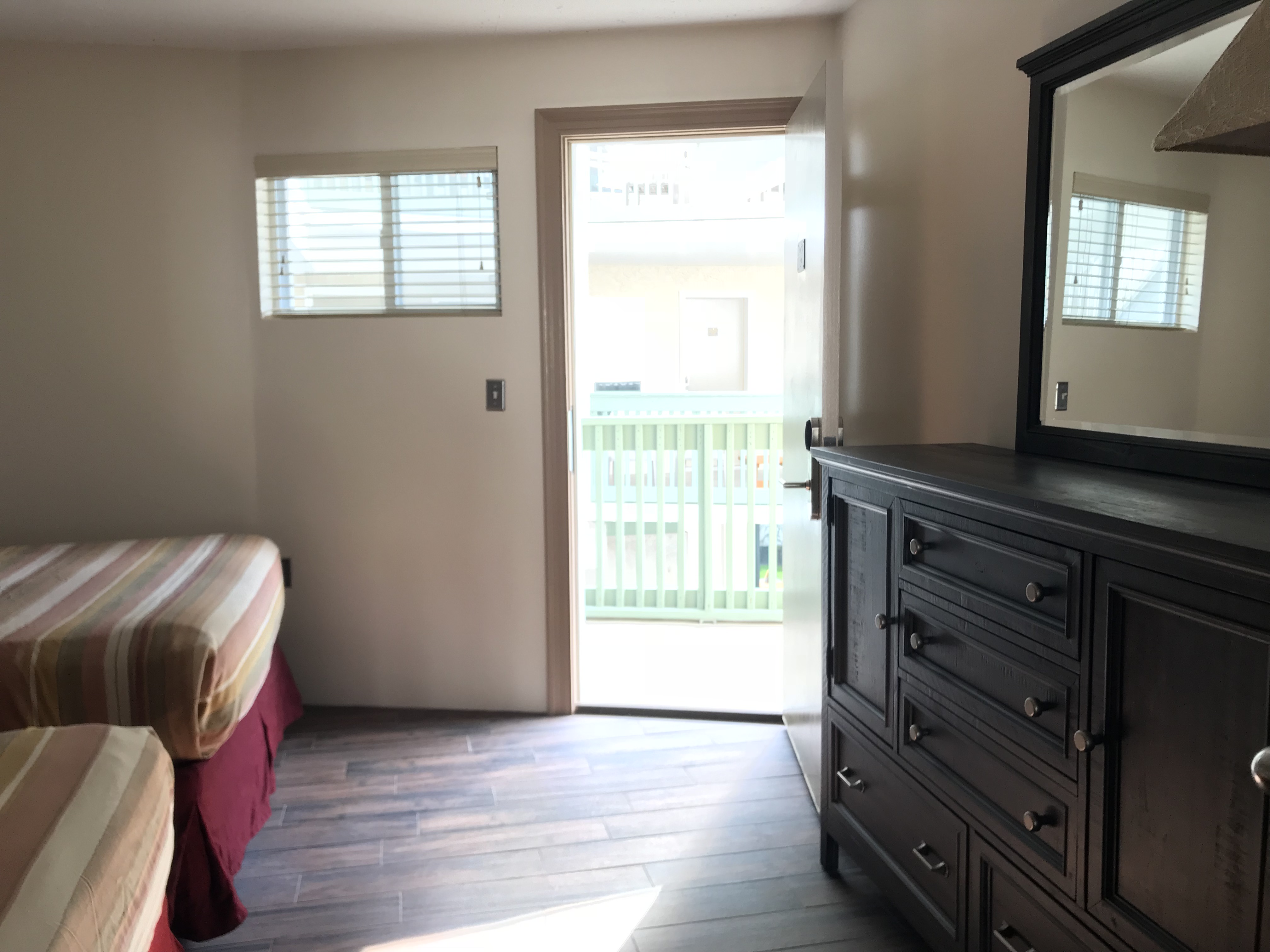 Ala Moana Motel suite type c, entrand of the bedroom, dresser, 2 queen beds