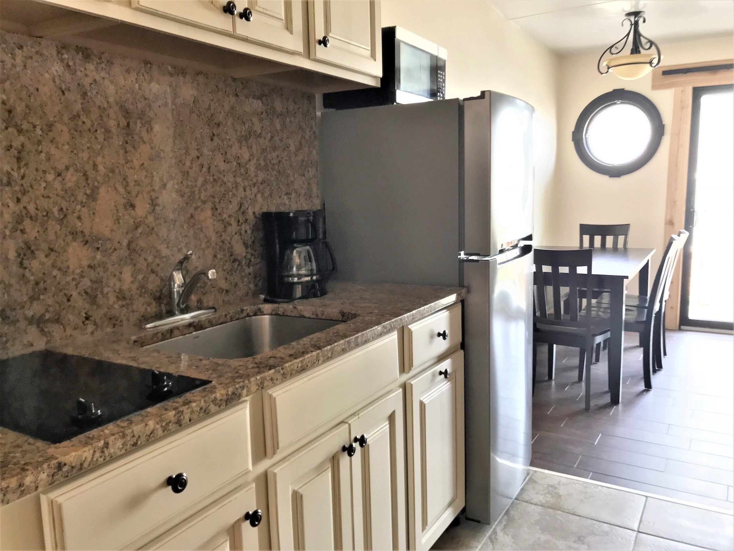 Ala Moana Motel suite type C, kitchenette and dining table